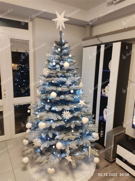 zasnežený vianočný stromček s bielymi ozdobami