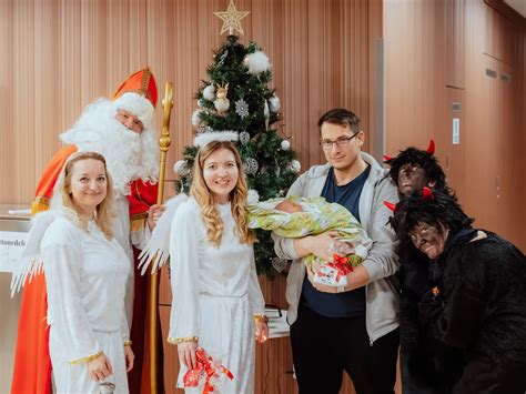 Tematické foto: Šťastné deti s mikulášskymi balíčkami