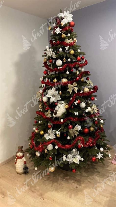 elegantný vianočný stromček zdobený bielymi a zlatými ozdobami