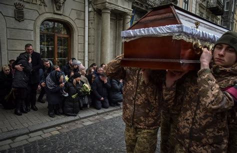 Foto: Snúbenci s tlmočníkom počas obradu