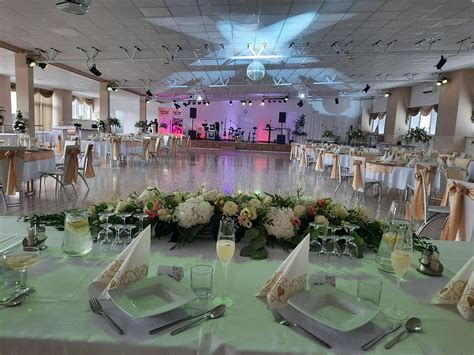 fotografia svadobnej sály pre veľký počet hostí s elegantnou výzdobou