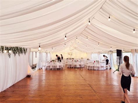 infografika s tipmi na logistiku svadby pod stanom