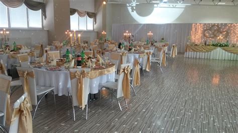 Svadobná výzdoba stola v odtieňoch ružového zlata s kvetmi