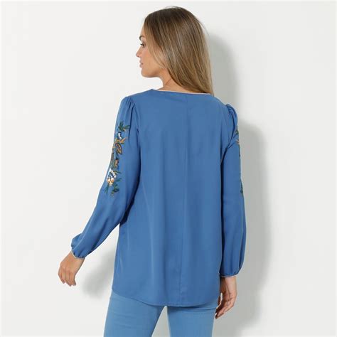 Ukážka svadobného stola s minimalistickými zlatými detailmi a transparentnými prvkami