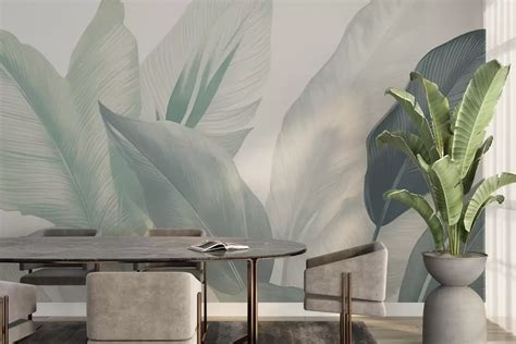 Záber na detailne vyzdobenú svadobnú tabuľu v jemných tónoch s kvetinovými aranžmánmi.