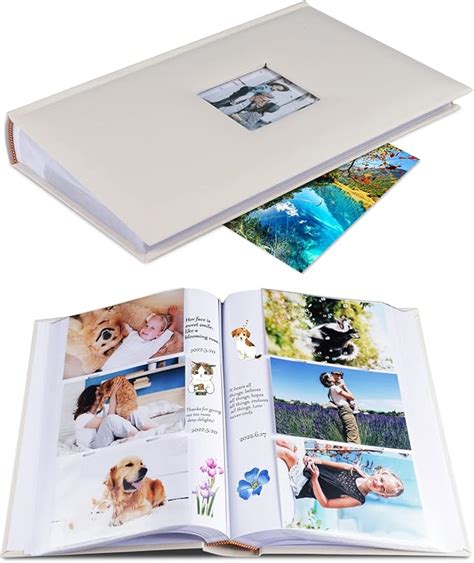 ilustračné foto: oslávenec prezerá fotoalbum s hosťami