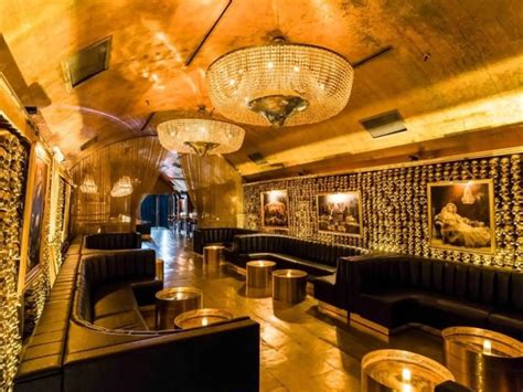 Interiér luxusného swingers klubu s barom a lounge zónou