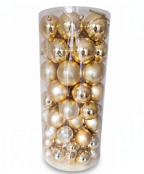 Záves z vianočných gulí na okne