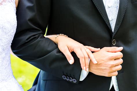 Infografika zobrazujúca hlavné kroky pri plánovaní svadby v zahraničí: výber destinácie, administratíva, rozpočet a logistika.