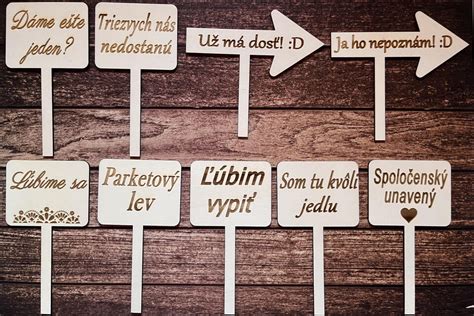 Detailná fotografia vtipných rekvizít pripravených na fotenie.
