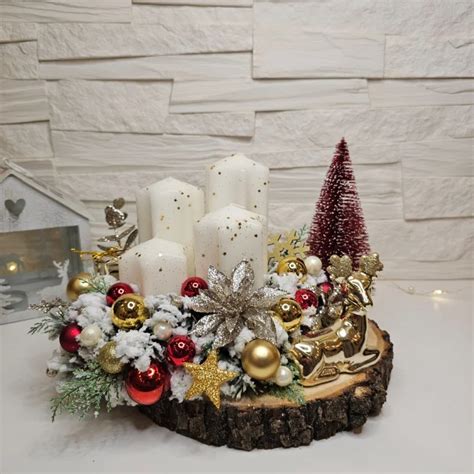 Ručne vyrobený drevený kruh na adventný veniec s vyvŕtanými otvormi a naviazanými sviečkami.