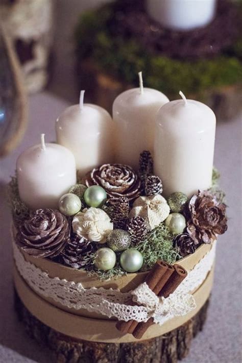 Adventný veniec z dreveného kmeňa ozdobený machom, polystyrénovými guľôčkami a šiškami.