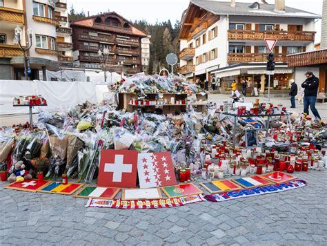 Ilustrácia hrobov s horiacimi sviečkami a kvetmi