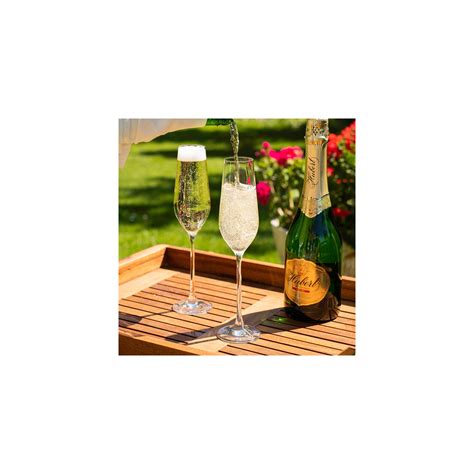 Tematické foto: Poháre s nápojmi pripravené na prípitok, v pozadí rozmazané osoby