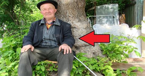 Tematické foto: dedko a vnúčatá usmievajúci sa pri prezeraní albumu