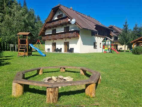 Foto: Kúria na Táloch s výhľadom na hory