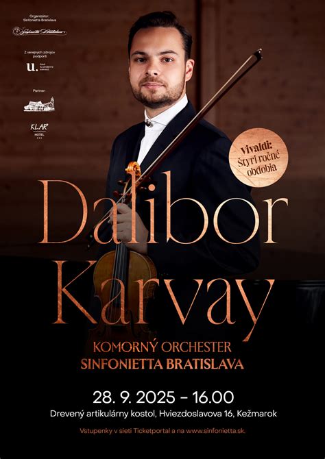 Dalibor Karvay hrá na husle s orchestrom na pódiu