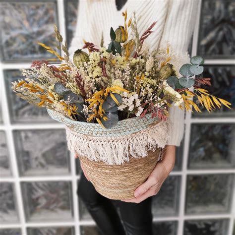 Inšpirácia na aranžmán svadobného stola s bochníkmi chleba, jutou a sušenými kvetmi