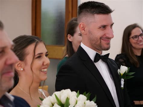 Zasnúbený pár plánujúci svadbu s pohľadom na panorámu Prešova