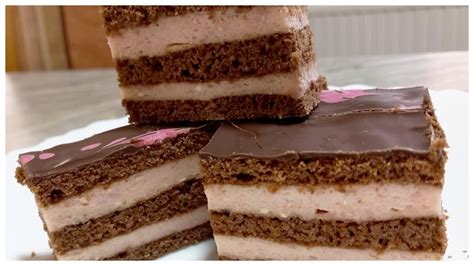 Detailný rez punčovým zákuskom s viditeľnými farebnými vrstvami