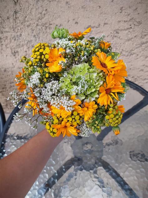 Inšpiratívna schéma kombinácie sedmokrások, slnečníc a lúčnych kvetov v modernej svadobnej kytici