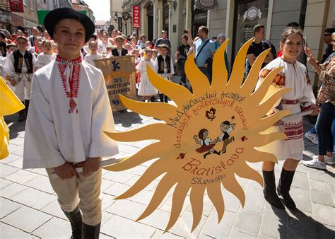 Záber na tradičné ľudové vystúpenia na folklórnom festivale v prírodnom amfiteátri