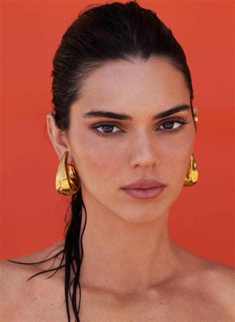 Infografika zachytávajúca časovú os kariérnych úspechov Kendall Jenner v modelingu