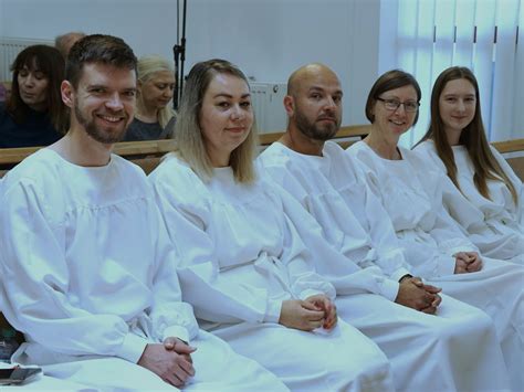 Ilustrácia znázorňujúca krst ponorením do vody.