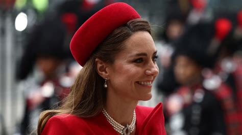 Princezná Kate v červených šatách s tiarou na štátnom bankete
