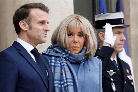 Brigitte Macron odmietajúca pomoc Emmanuela Macrona pri vystupovaní z lietadla