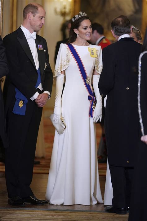Fotografia Emmanuela Macrona žmurkajúceho na princeznú Kate na bankete