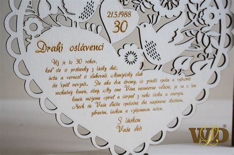 Dekorácie s meďou a vlnou, symbolizujúce 7. výročie svadby