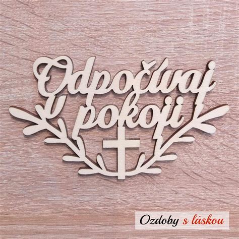Dekorovaný drevený nápis, použitý v aranžmáne kvetov alebo na venčeku.