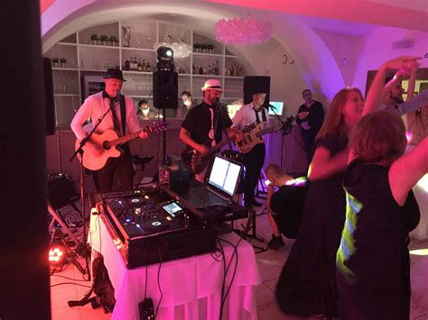 Tematická fotografia svadobnej kapely hrajúcej na svadbe