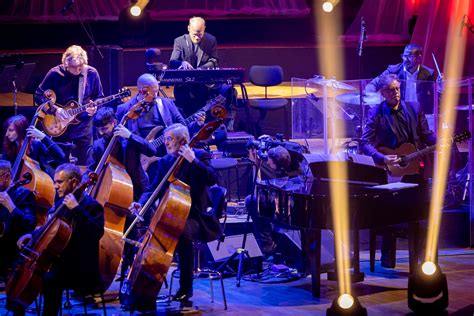 Fotografia hudobníkov na pódiu s technickým vybavením