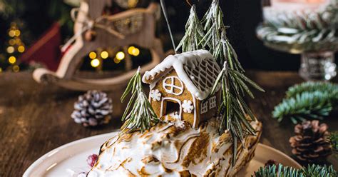 ilustračná fotografia vianočného stola s rôznymi druhmi rumových koláčov a vianočnou výzdobou