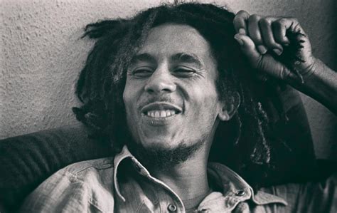 Ilustrácia: Bob Marley s udelenými vyznamenaniami