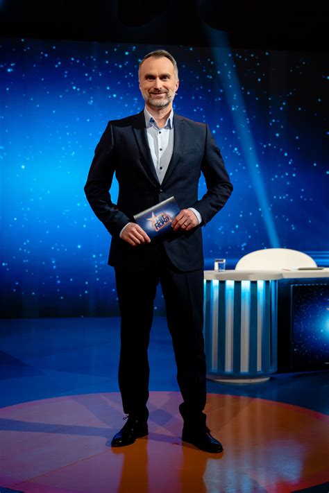Snímka Jána Hudoka pri moderovaní v štúdiu RTVS