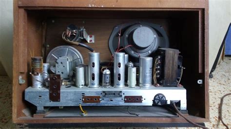 Historické rádio a poslucháč pri krištálke