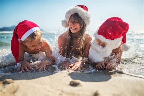 Austrálčania na pláži počas Vianoc s darčekmi