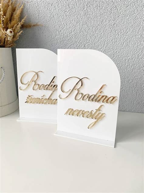 Detail tradičného slovenského svadobného oblečenia nevesty a ženícha