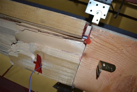 Detailné zobrazenie spojenia drevených konárikov pomocou motúzika a uzlíkov