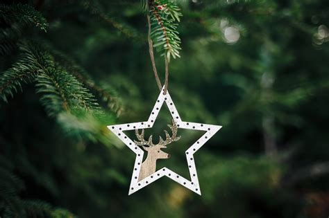 Ukážka drevených vianočných ozdôb v modernom štýle s bielou a zlatou farbou