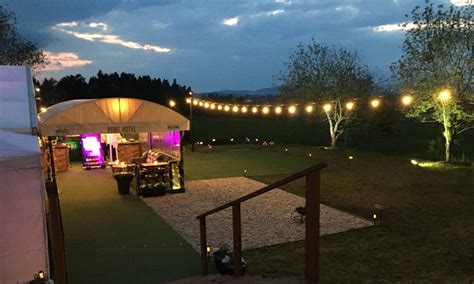 Ilustračné foto s rozloženým párty stanom na vonkajšej akcii