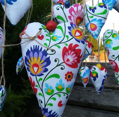 Koláž rôznych štýlov narodeninových pozvánok (tradičné, moderné, digitálne, ručne robené)