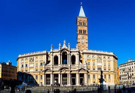 Interiér Baziliky Santa Maria Maggiore v Ríme s dôrazom na strop a oltár.