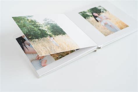 rodinná fotokniha, pár prezerajúci si fotografie