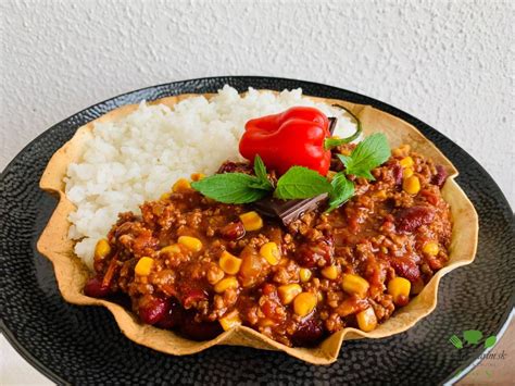Miska pikantného chilli con carne s ryžou a kyslou smotanou