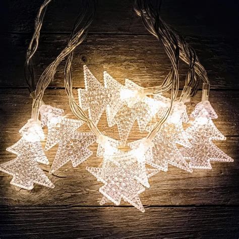 Vianočné svetielka v tmavom prostredí