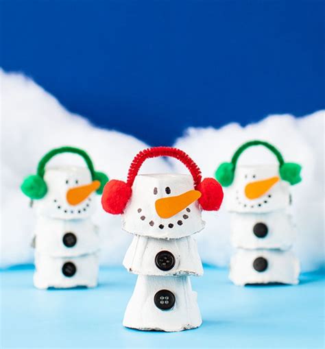 Rôzne typy snehuliakov vytvorených deťmi z rôznych materiálov